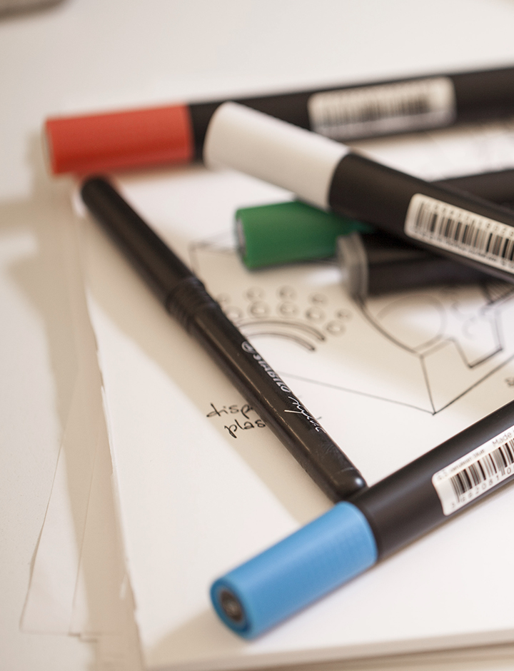 visuel représentant des feutres et un croquis #branding