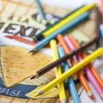visuel représentant des crayons de couleurs sur un pack #branding