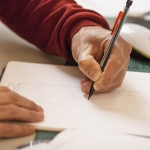 visuel représentant un designer travaillant sur un croquis de pack #branding